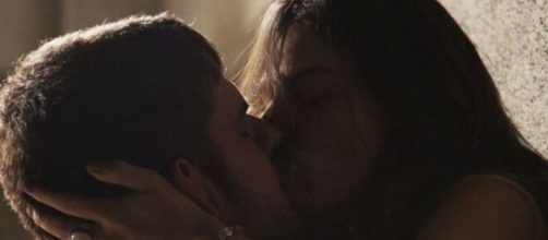 Zeca e Ritinha se beijam em "A Força do Querer". (Reprodução/TV Globo)