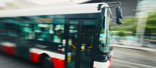 Cremona, adolescente sale su un bus senza mascherina e sputa al conducente: è ricercato.