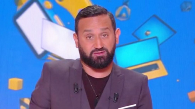 TPMP : Les téléspectateurs se moquent du pantalon 'pyjama' de Cyril Hanouna. ©C8 Capture