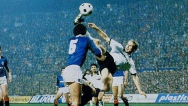 Lo splendido gol di Rummenigge annullato dall'arbitro Roth.