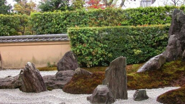 il giardino zen di roccia e sabbia in Giappone