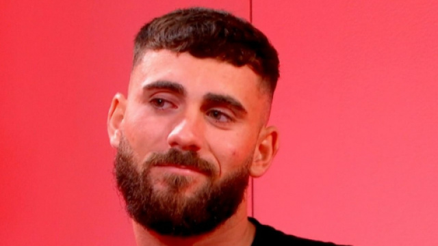 Love Coaching : Illan avoue à Aïssa Moments qu'il a adopté par son père et qu'il a été SDF à 18 ans.