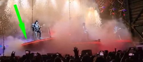 Gene Simmons ha rischiato di cadere durante un concerto dei Kiss a Tampa.