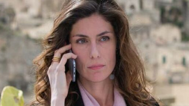 Luce dei tuoi occhi, trama 5^ puntata: Conti turbata a causa di una telefonata.