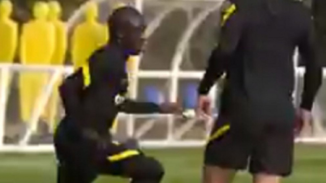 N'Golo Kanté ridiculise ses coéquipiers à l'entrainement (capture YouTube)