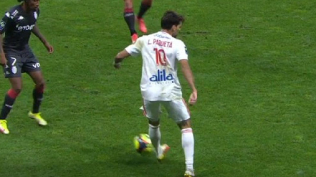 La passe aveugle de Lucas Paqueta vu de face régale les fans (capture Canal +)