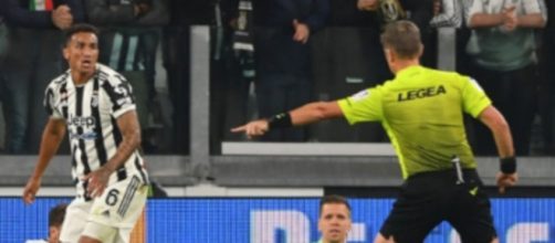 L'arbitro Orsato sanziona il rigore in Juventus-Roma.