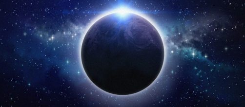 L'oroscopo di domani 25 ottobre 2021: Luna in Cancro, gioioso lunedì per Toro (1ª metà).