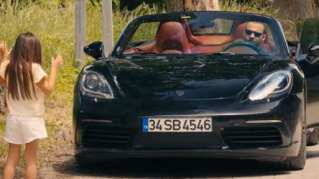 Love is in the air, trame turche: Serkan rischia di investire Kiraz, la figlia di Eda.