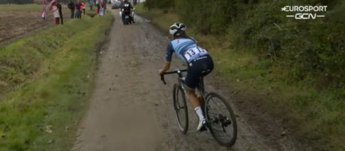 Lizzie Deignan impegnata sul pavè della Parigi Roubaix