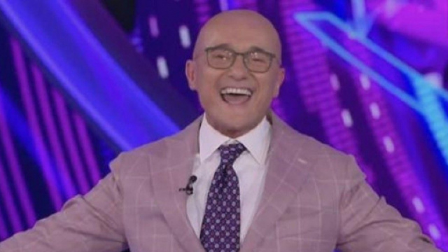 Tutti contro Alfonso Signorini: i concorrenti non ci stanno.