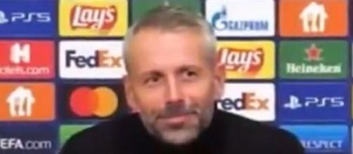 La réaction du coach de Dortmund fait rire les journalistes (capture YouTube)