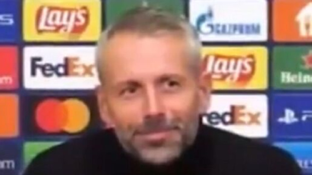 La réaction du coach de Dortmund fait rire les journalistes (capture YouTube)