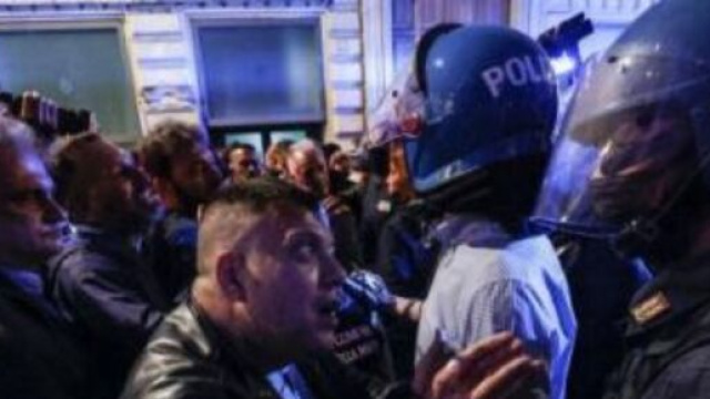 Leader di Forza Nuova fronteggiano le forze dell'ordine