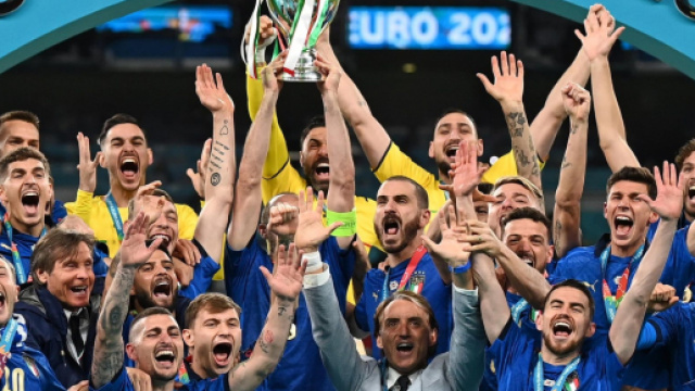 L'Italia alza la coppa degli Europei.