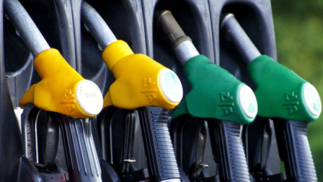 Prix des carburants : le gouvernement hésite entre un chèque et une baisse des taxes - Source : capture d'écran, Twitter