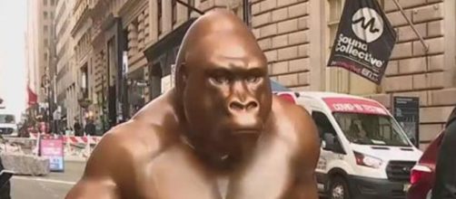 Bronze gorilla statue on Wall Street (Image source: FOX13News)