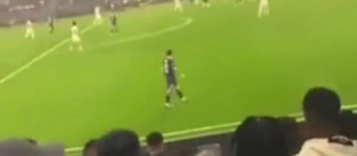 OM - PSG : Un supporter marseillais lance un chargeur de téléphone sur Messi (capture YouTube)