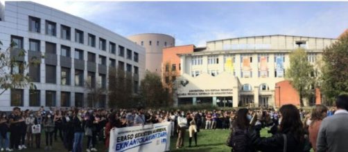 Hoy a las 14:30 hubo una concentración de protesta en la Facultad de Arquitectura (Twitter/@arrakalataldea)