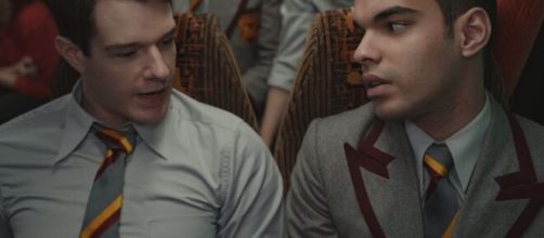 Sex Education, Adam e Rahim in una scena della Serie TV di Netflix.