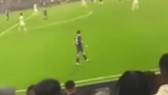 OM - PSG : Un supporter marseillais lance un chargeur de téléphone sur Messi (capture YouTube)