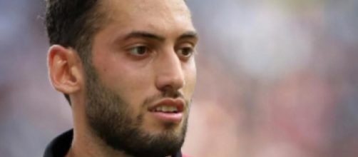 Hakan Calhanoglu, centrocampista dell'Inter.