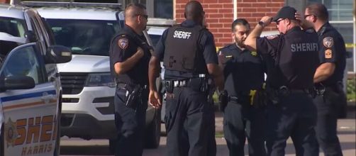 Los policías del condado de Harris, en Texas, rescataron a los niños. (Captura de pantalla News Channel 3)