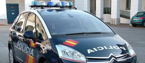La Policía Nacional ha detenido al dueño de un taller de calzado en Alicante por grabar a sus empleadas en el baño - Wikimedia Commons