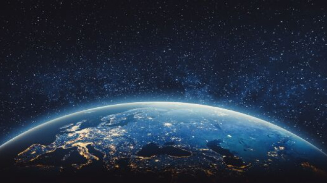 Effets sp&eacute;ciaux : la Terre mod&eacute;lis&eacute;e et &eacute;clair&eacute;e en 3D