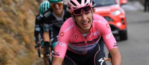 Joao Almeida in maglia rosa al Giro d'Italia dello scorso anno.