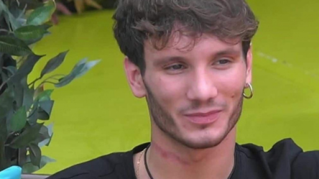 GF Vip, Manuel ripensa con imbarazzo alla ex fidanzata: 'Ci siamo davvero lasciati?'.