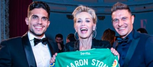 Sharon Stone ha disfrutado con el regalo del Betis (Twitter/@RealBetis)