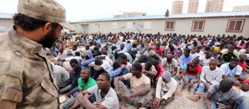 Migranti e rifugiati nei centri libici.