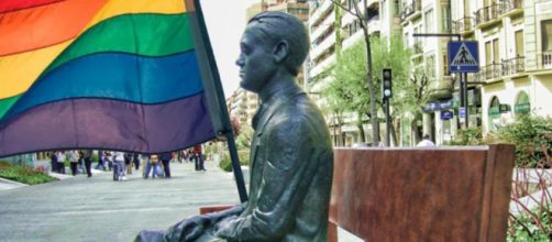 La estatua de Granada del poeta García Lorca, con una bandera LGTB+. (RR. SS.)