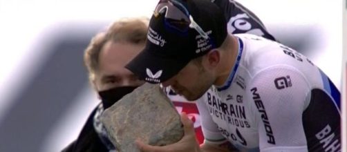 Sonny Colbrelli premiato alla Parigi Roubaix.