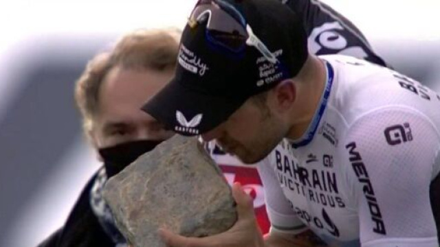 Sonny Colbrelli premiato alla Parigi Roubaix.