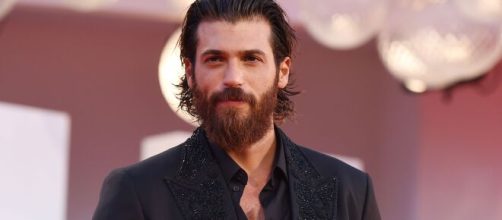 Can Yaman assediato dalle fan a Palermo.