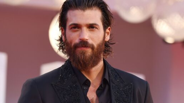 Can Yaman assediato dalle fan a Palermo.