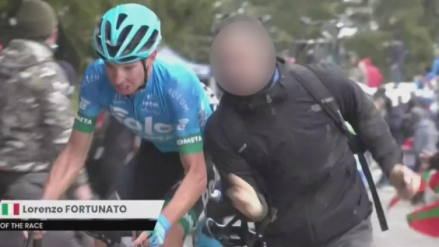 Ciclismo, aveva spintonato Lorenzo Fortunato sul Zoncolan: tifoso raggiunto da daspo fino al 2022.