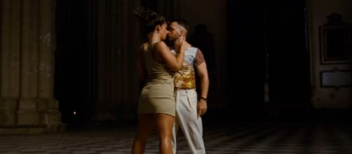 El vídeo muestra a los protagonistas bailar de forma sensual en la catedral de Toledo (Captura de pantalla de C Tangana)