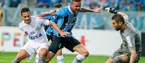 Santos e Grêmio estão em situação complicada no campeonato (Lucas Uebel/Grêmio)