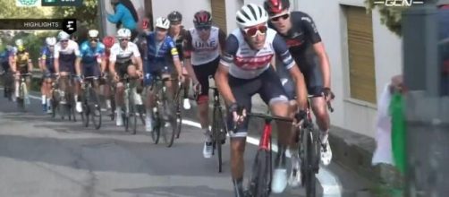Il momento decisivo del Giro di Lombardia: scatta Nibali, Tadej Pogačar lo segue.
