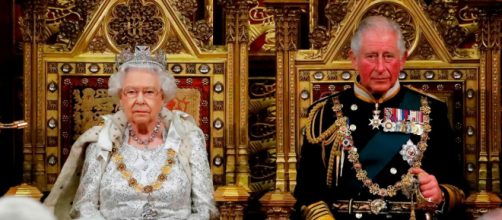 Il principe Carlo e la Regina Elisabetta II.
