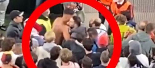 Un supporter des Bleus récupère le maillot de Koundé, il se fait agresser et voler (capture YouTube)