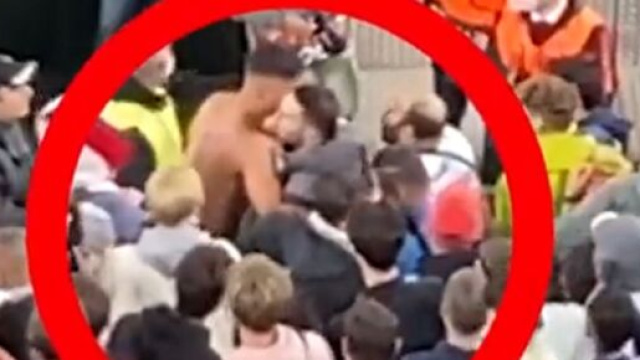 Un supporter des Bleus r&eacute;cup&egrave;re le maillot de Kound&eacute;, il se fait agresser et voler (capture YouTube)