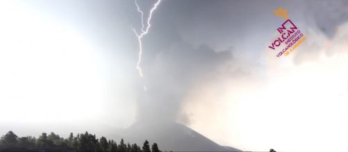 El impresionante rayo volcánico fotografiado por una científica de Involcan (Twitter/@involcan)