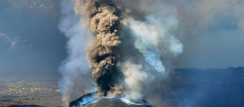 El volcán de La Palma ha despertado la curiosidad de los turistas (Twitter/@involcan)