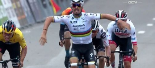 L'esultanza anticipata di Alaphilippe alla Liegi 2020.