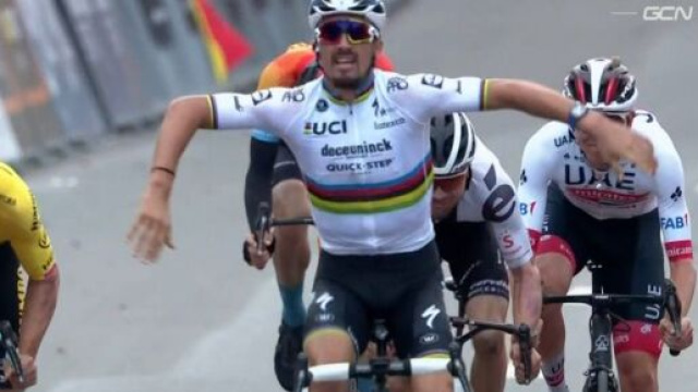 L'esultanza anticipata di Alaphilippe alla Liegi 2020.