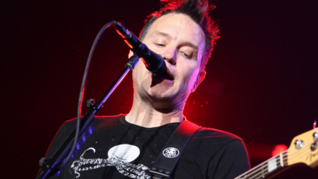 Mark Hoppus dei Blink-182 è tornato a suonare in concerto dopo aver sconfitto il tumore